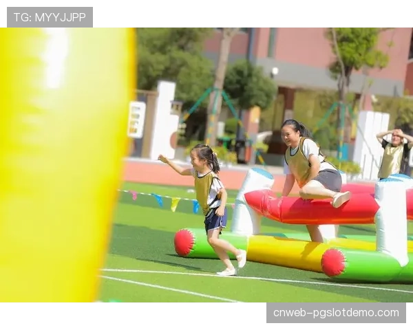 亲子家庭参与山地自行车体验活动，推广全民健身