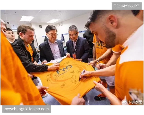 温情时刻:看台上小球迷举牌庆祝生日,得到对应球员签名球衣