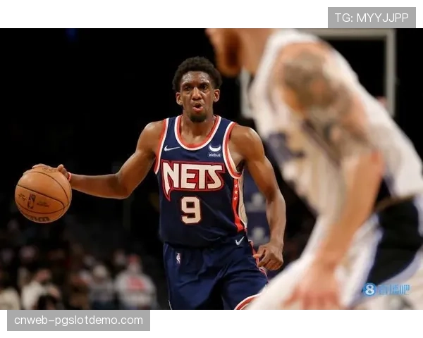 直播画面显示实时热点图,揭示兰斯队成功将对手进攻导向边路后迅速转换